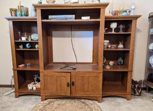 lot 552 image: Entertainment Center. NO Contents.