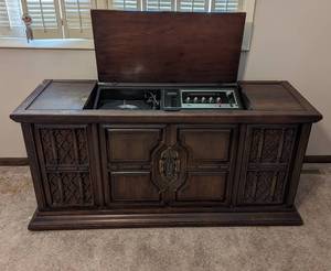 lot 553 image: RCA Console Stereo.