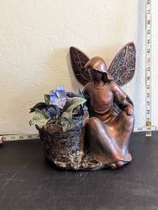 lot 559 image: Angel Decor.