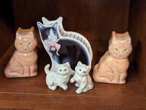 lot 573 image: Cat Decor.