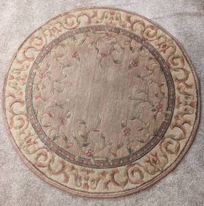 lot 574 image: Small Round Rug.