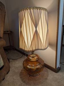 lot 588 image: Mid Century Brass Amber Glass Ornate Large Table Lamp.