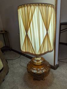 lot 589 image: Mid Century Brass Amber Glass Ornate Large Table Lamp.