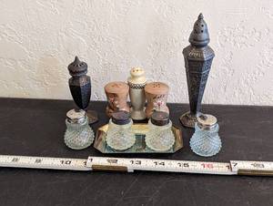 lot 603 image: S&P Shakers.