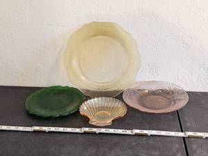 lot 616 image: Decorative Plates.