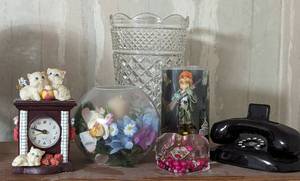 lot 622 image: Home Decor. Phone and Heart Paperweight, Vase, Clock.