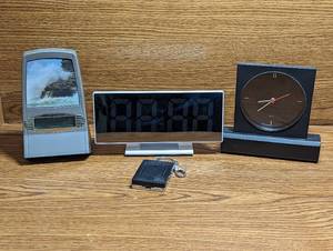 lot 636 image: (3) Clocks.