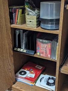 lot 643 image: Floppy Disc and CDs.