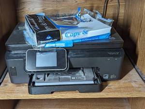 lot 646 image: HP Photosmart 6520 PrintScanCopyWeb and Printer Paper.