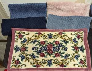 lot 657 image: Bath Rugs.