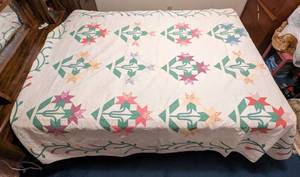 lot 673 image: Floral Quilt.