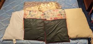 lot 686 image: Pillows.