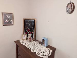 lot 689 image: Decor and Clock.