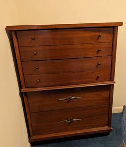 lot 690 image: Mid Century 4-Drawer Dresser.
