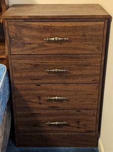 lot 694 image: 4-Drawer Dresser.
