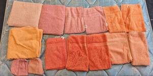 lot 707 image: Assorted Hand Towels.