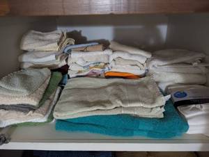lot 708 image: Assorted Hand Towels and Wash Clothes.