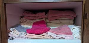 lot 712 image: Assorted Bath Towels and Hand Towels.