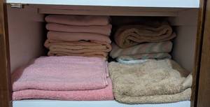 lot 713 image: Assorted Bath Towels.