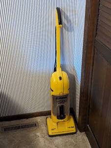lot 726 image: Eureka The Boss Super Lite Bagless Vacuum.