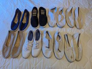 lot 733 image: Womens Shoes Size 9.