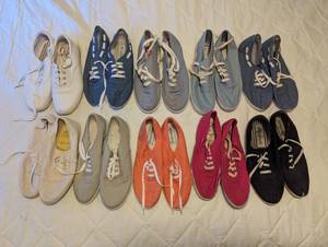 lot 737 image: Womens Shoes Size 9.