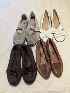 lot 738 image: Womens Shoes Size 9.