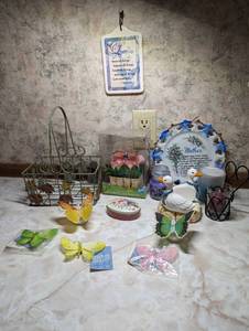 lot 771 image: Home Decor.