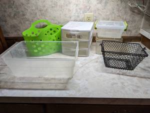 lot 773 image: Small Bins, Organizer and Basket.