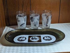 lot 787 image: (3) Vintage Libbey Glass Cups and Oval Glass Serving Tray.