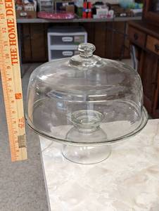 lot 795 image: Clear Glass Pedestal Cake Stand.