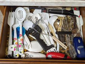 lot 801 image: Drawer of Kitchen Utensils.