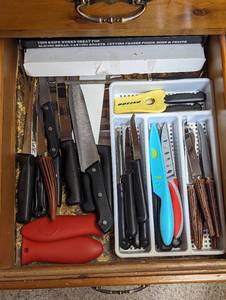 lot 804 image: Drawer of Knives.