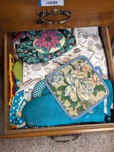 lot 805 image: Drawer of Oven Mits and Pot Holders.