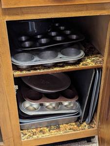 lot 817 image: Baking Pans.