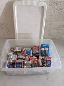 lot 962 image: Batteries  See Pics
