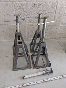lot 1047 image: (4) Stabilizers