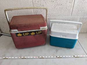 lot 1051 image: (2) Small Coolers.