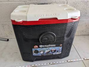 lot 1052 image: Igloo Quantum 28-Quart Wheeled Cooler.