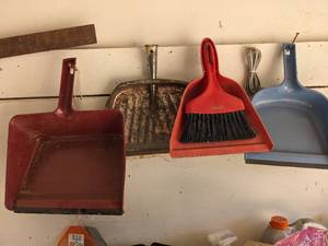 lot 1059 image: (4) Dust Pans.