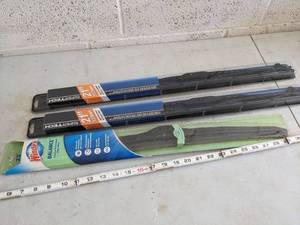 lot 1068 image: (2) 21 and (1) 22 Windshield Wiper.