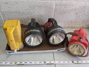lot 1073 image: (4) Flashlights.