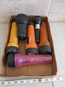 lot 1074 image: (6) Flashlights.