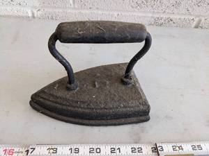 lot 1082 image: Vintage Cast Iron Iron.