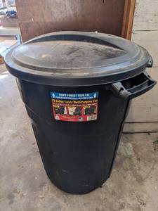 lot 1086 image: 32 Gallon Trash Can.