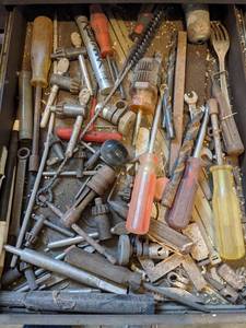 lot 1098 image: Screwdrivers, Chuck Keys, and more.