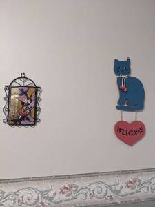 lot 1141 image: Mirror and Cat decor.