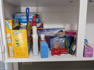 lot 1142 image: Swiffer Dusters, Dryer Sheets, and more.