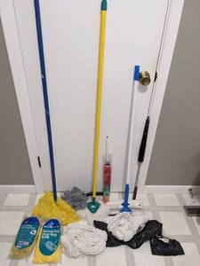 lot 1147 image: Mops and Dust Mop refills.
