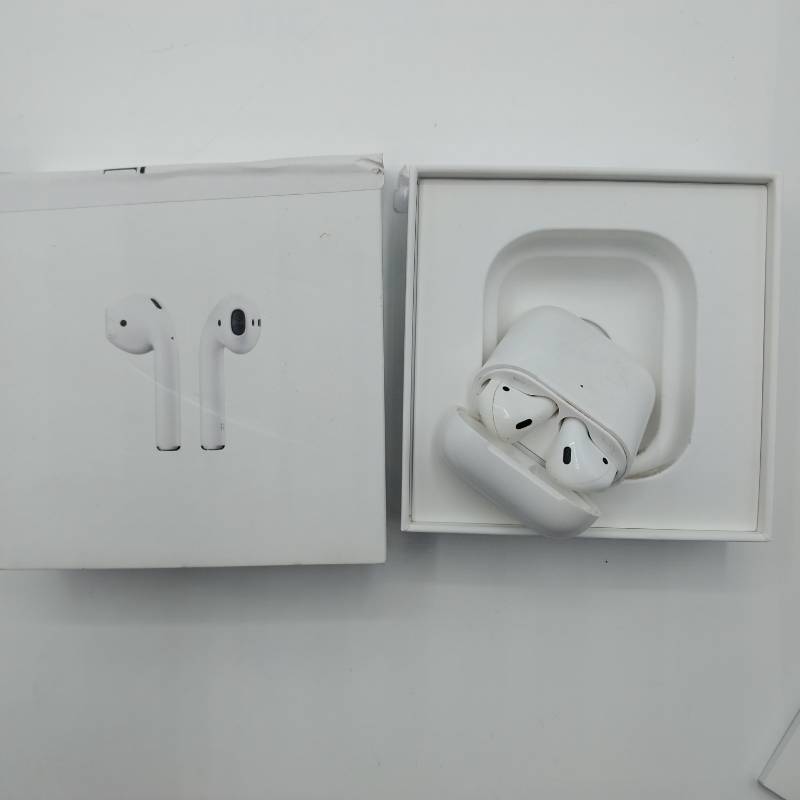 Apple AirPods (2nd Generation) Wireless Ear Buds, Bluetooth Headphones with  Lightning Charging Case Included, Over 24 Hours of Battery Life